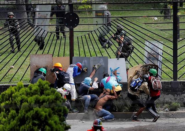 Guardia nacional bolivariana dispara a manifestantes