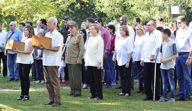 Jose A Fraga Castro con muletas y miembros de la familia Castro