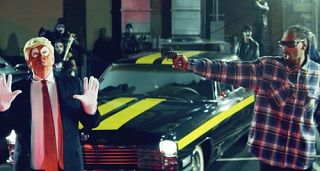 Snoop Dogg disparandole a Trump videoclip