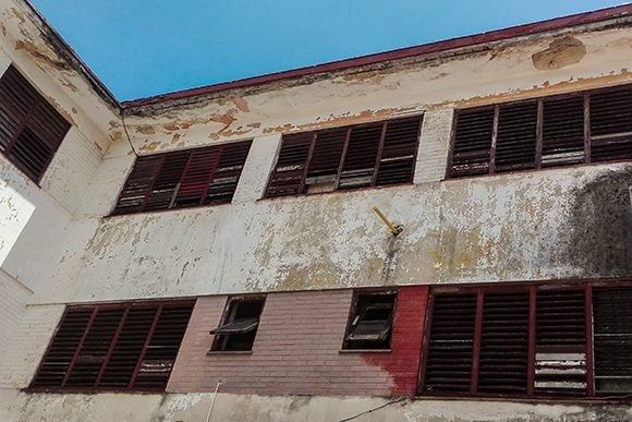 foto oficial del mal estado de escuela primaria en Cuba 1