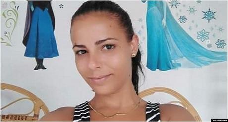 Brutal represion contra joven cubana opositora
