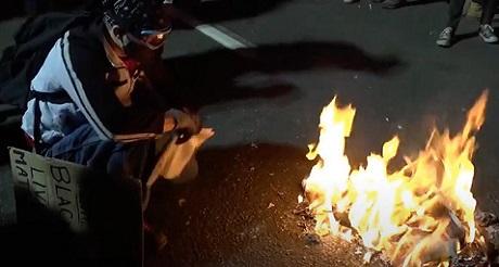Como nazis comunistas ultraizquierdistas queman Biblias en EEUU