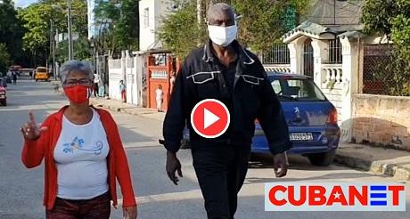 Silverio Portal camina en libertad, junto a su esposa Lucinda González. (Captura de video/Cubanet)