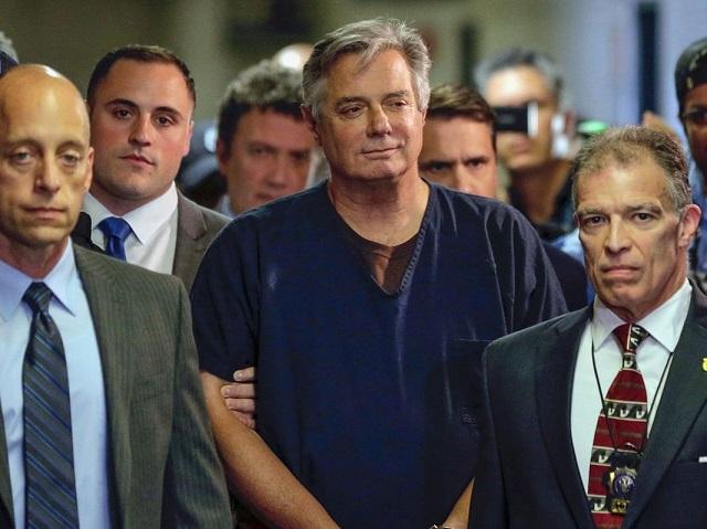 Paul Manafort siendo llevado a la cárcel