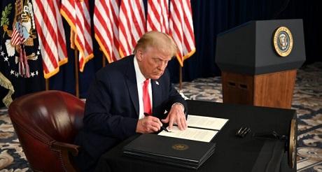 Trump firma orden ejecutiva para extender pago semanal de desempleo