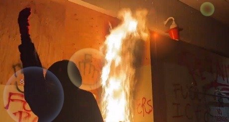 Antifa incendia edificio de ICE Portland