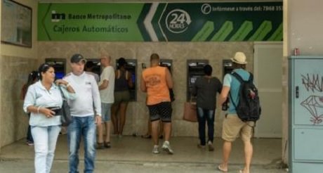 ¿Podrán cambiar dólares los extranjeros y cubanos que viajen a Cuba?