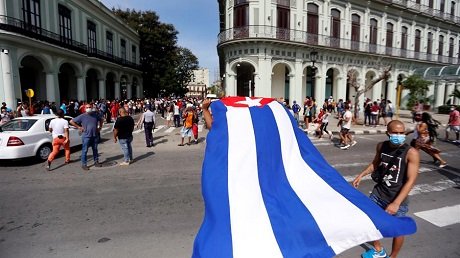 Cubanos enfrentan al regimen castrocomunista