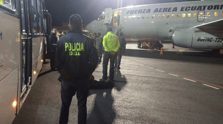 Deportacion del 1er grupo de ciudadanos cubanos FA Ecuatoriana 460x255
