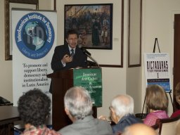 Carlos-Sanchez-Berzain-11-presentador-Dictaduras-y-sus-paradigmas-I