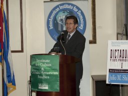 Carlos-Sanchez-Berzain-presentador-Dictaduras-y-sus-paradigmas-I-Youtube
