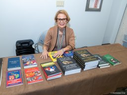 19-Esther-con-libros-de-Julio