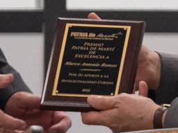 10-Entrega-placa-a-Marco